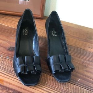 Vintage 90s Vaneli Satin bow Heel Open Toe Pumps  8.5 N  AA NARROW EC.